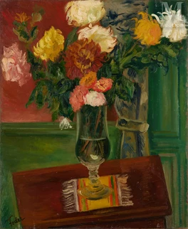 Bouquet de dahlias dans un intérieur
